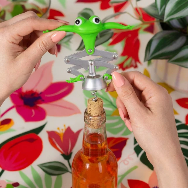 Articulated Corkscrew Frog Me Up 1 1 600x600